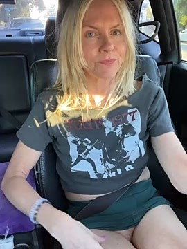 cuddlekitten naked stripping on cam for live sex video chat