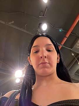 DoriDeluxe66 naked stripping on cam for live sex video chat
