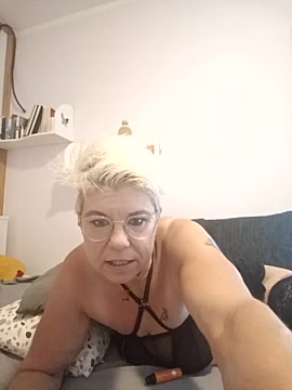Jaczee naked stripping on cam for live sex video chat