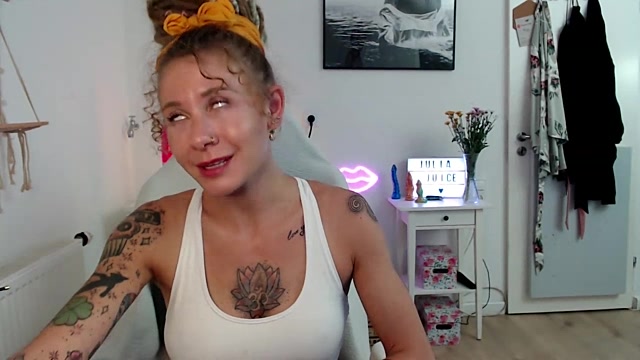 Julia_Juice naked stripping on cam for live sex video chat