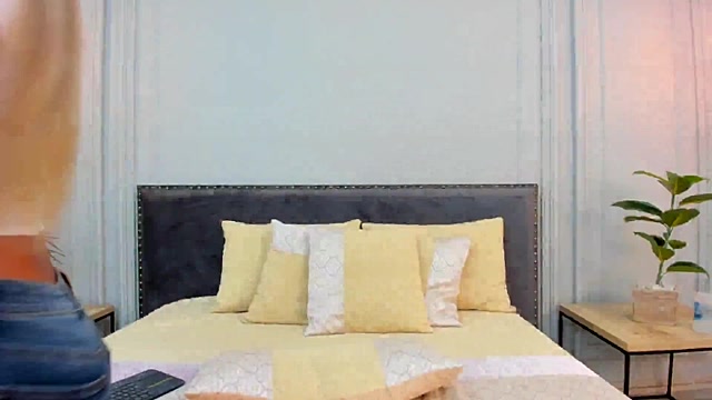 Scarlet_Spring naked stripping on cam for live sex video chat