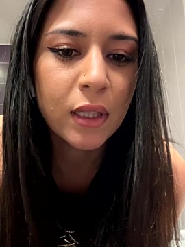 Yasmiine fully naked stripping on cam for live porn movie show