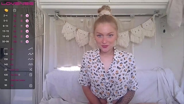 Goldloeckchen159 nude stripping on cam for live porn movie chat
