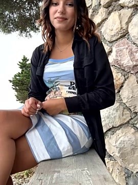 AkiraFunXXX fully naked stripping on cam for online sex movie show