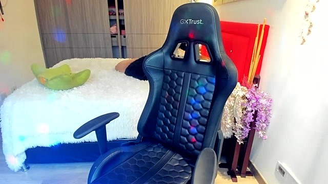 Alirawrz fully nude stripping on cam for online sex video webcam chat