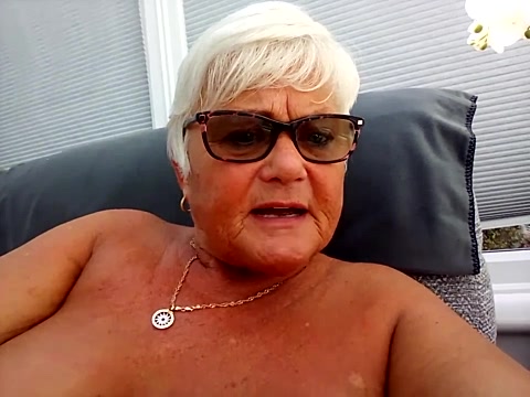 suesinner fully naked stripping on cam for live porn video chat