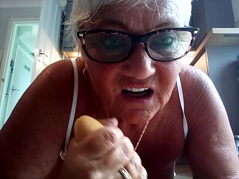 suesinner naked stripping on cam for live sex movie chat