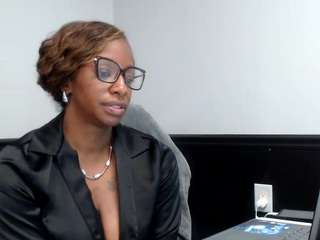 Naturelle fully naked on cam – live sex show