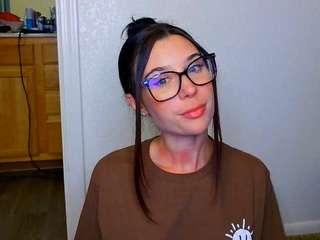 Tight Tiny MILF fully nude on cam – online porn show