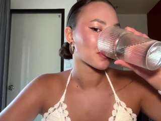 Kamila fully nude on cam – live sex show