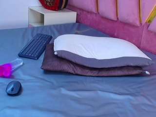 MiahRousse fully naked on cam – live porn show
