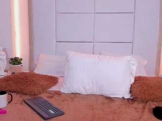 Manuela-21 fully naked on cam – online sex chat